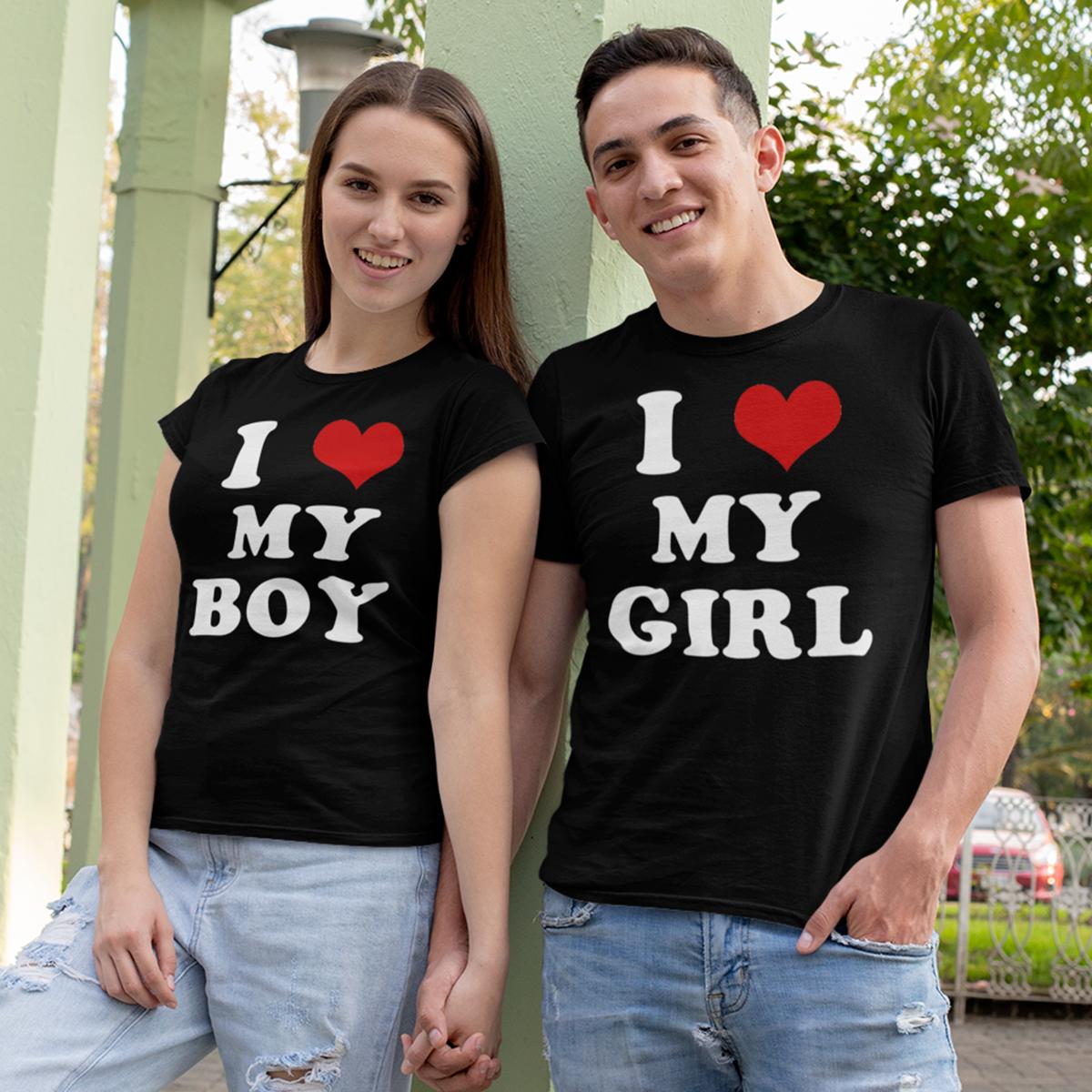 Tânăr și tânără zâmbind, purtând tricouri albe asortate cu mesajele I Love My Boy și I Love My Girl și o inimă roșie centrală.