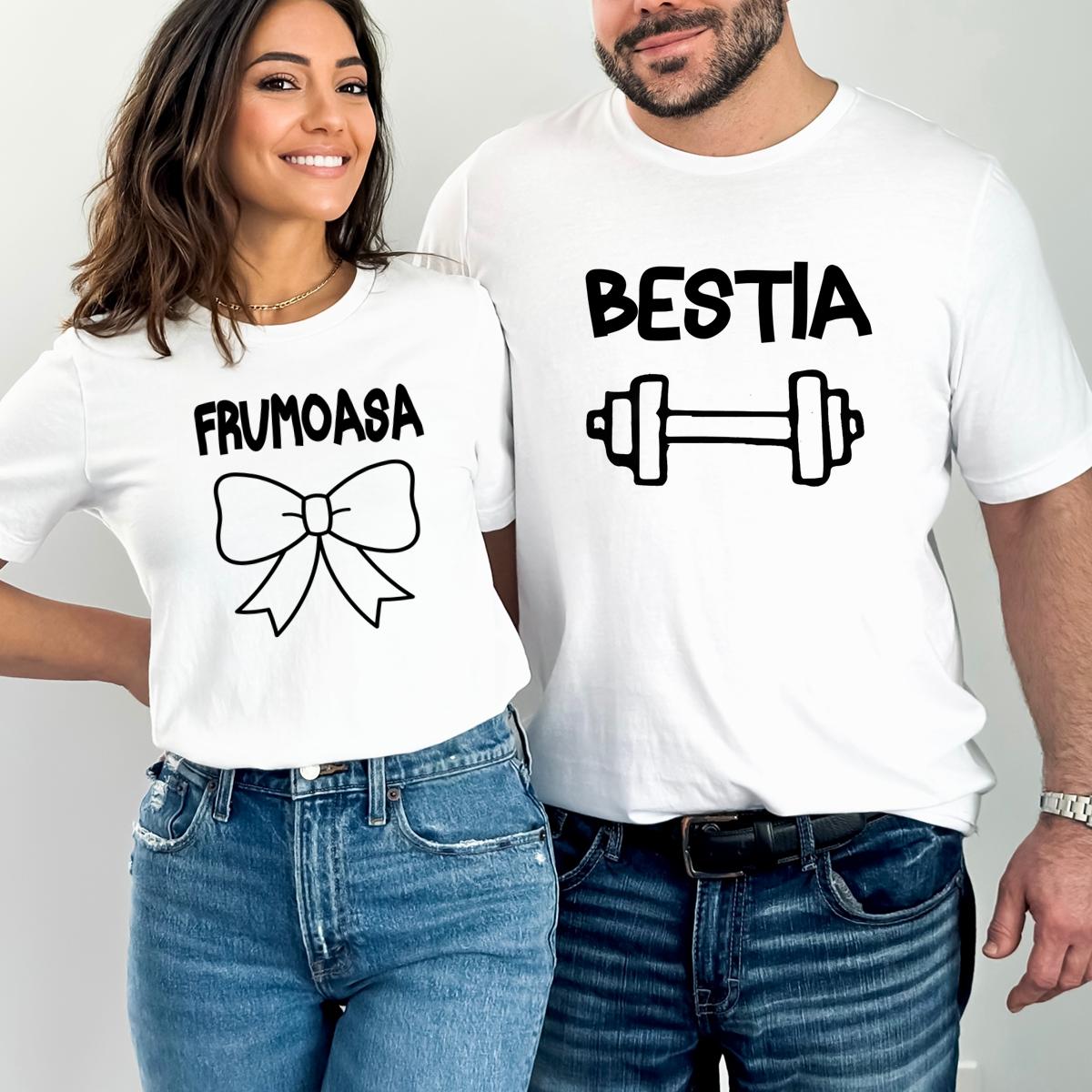 Set tricouri cuplu albe Frumoasa și Bestia, imprimeu fundă și halteră, text în română.