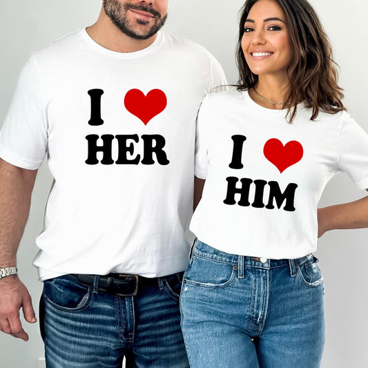 Set tricouri cuplu albe cu imprimeu "I ❤️ HER" pentru el și "I ❤️ HIM" pentru ea. Bumbac, design modern.