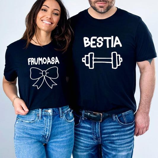 Set tricouri cuplu negre Frumoasa și Bestia, imprimeu alb fundă și halteră, text în română.