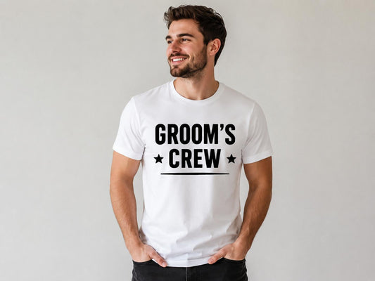 Tricou alb pentru petrecerea burlacilor cu imprimeu negru Groom's Crew și stele. Ideal pentru echipa mirelui.