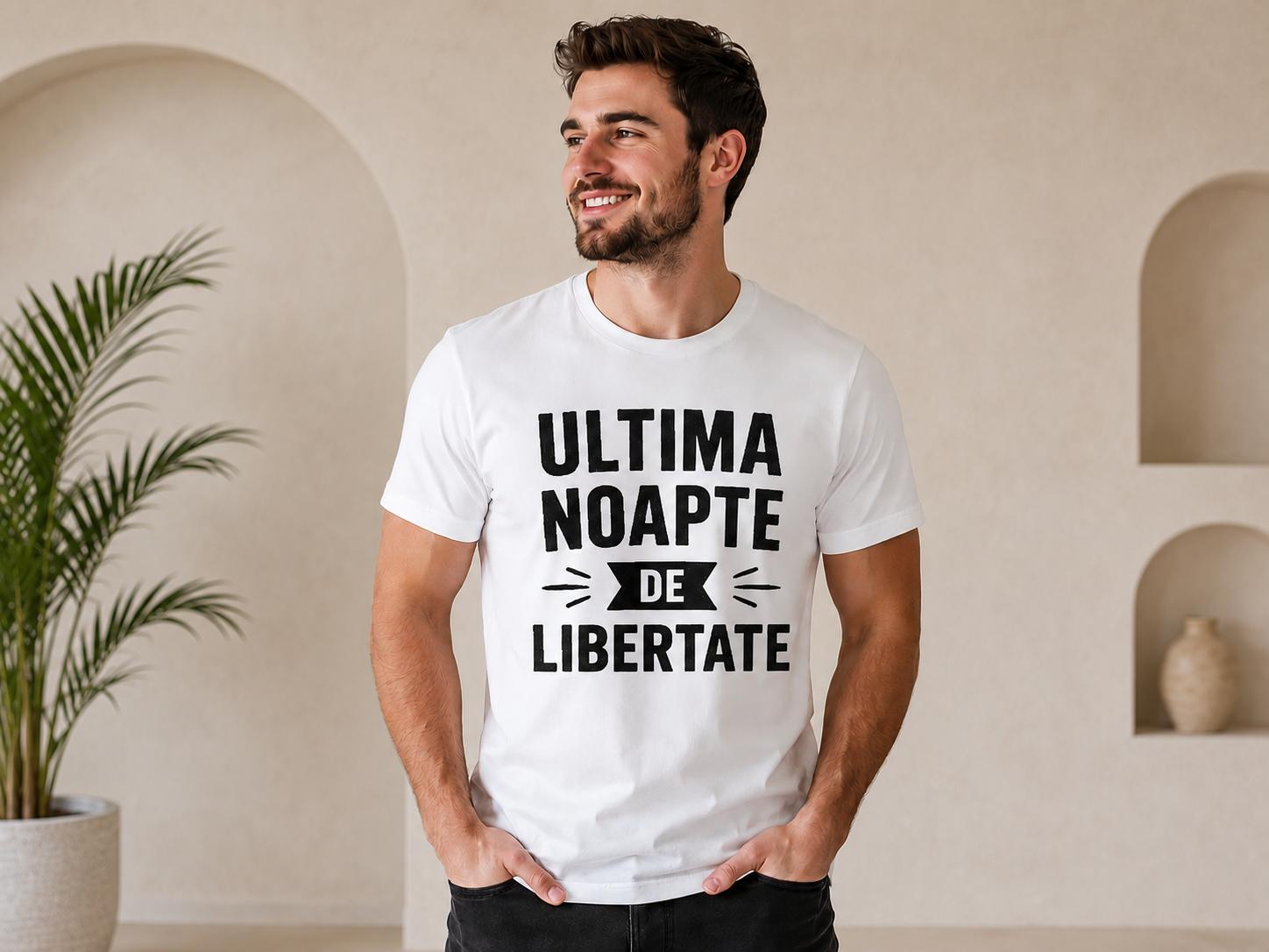 Tricou alb pentru petrecerea burlacilor cu mesajul „ULTIMA NOAPTE DE LIBERTATE”, purtat de un bărbat tânăr și zâmbitor. Un model ideal pentru viitorul mire.