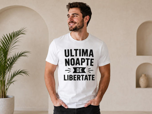 Tricou alb pentru petrecerea burlacilor cu mesajul „ULTIMA NOAPTE DE LIBERTATE”, purtat de un bărbat tânăr și zâmbitor. Un model ideal pentru viitorul mire.
