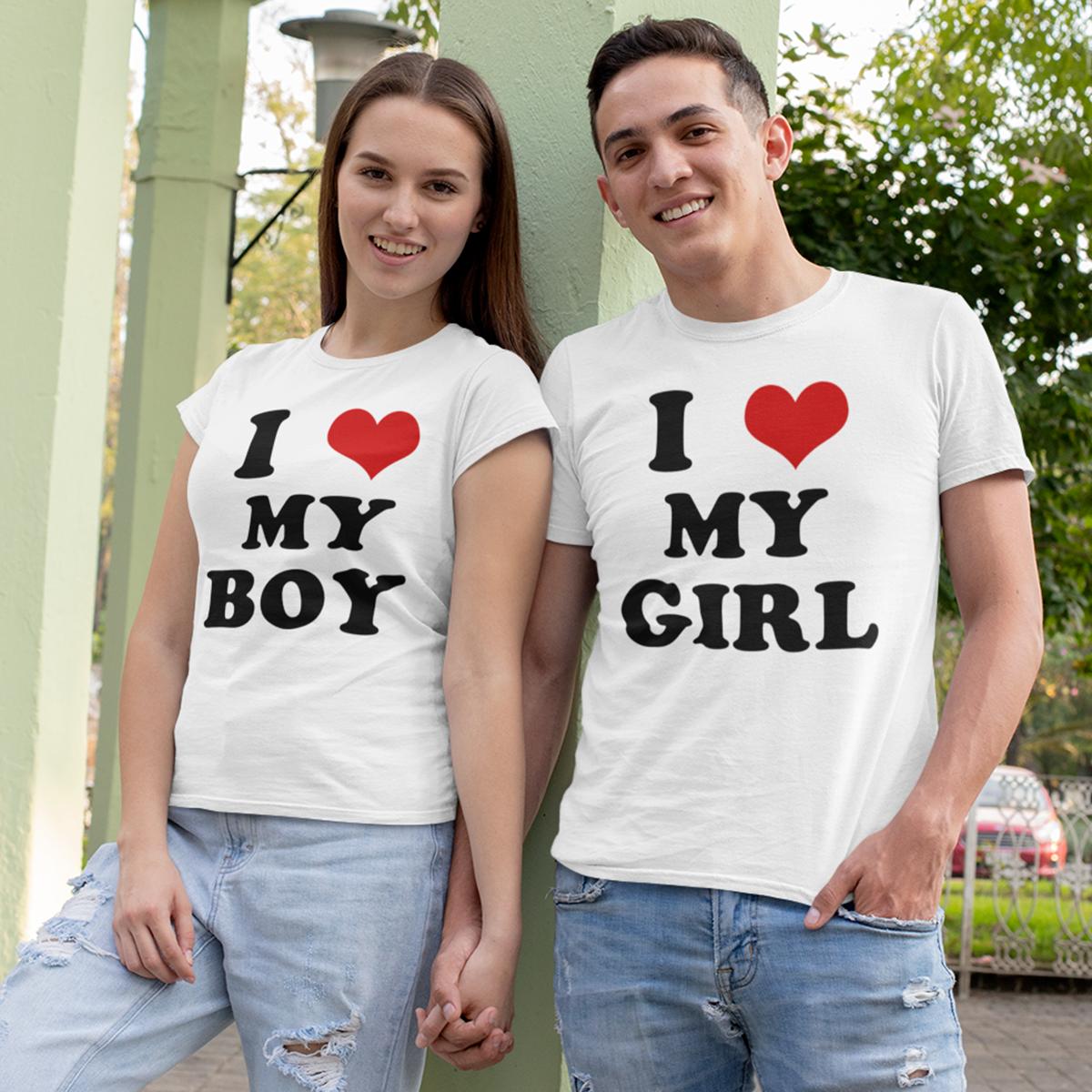 Tânăr și tânără zâmbind, purtând tricouri albe asortate cu mesajele I Love My Boy și I Love My Girl și o inimă roșie centrală.