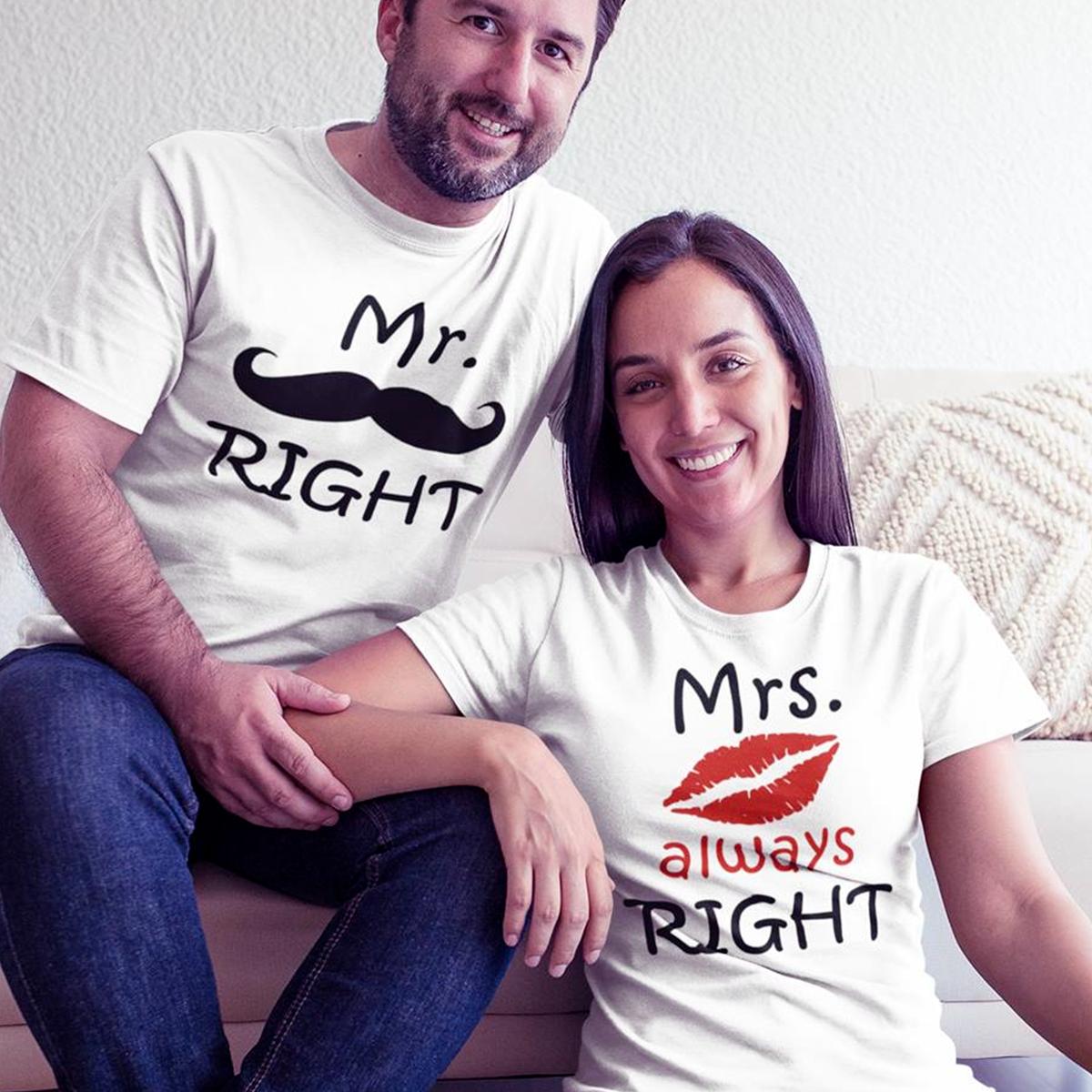Set de două tricouri albe de bumbac pentru cuplu, cu un design amuzant. Tricoul pentru el este imprimat cu textul „Mr. RIGHT” și o grafică cu mustață neagră. Tricoul pentru ea este imprimat cu mesajul „Mrs. always RIGHT”, decorat cu o urmă de buze roșii. Cuplul zâmbește stând pe canapea, prezentând setul într-un decor casnic relaxat.