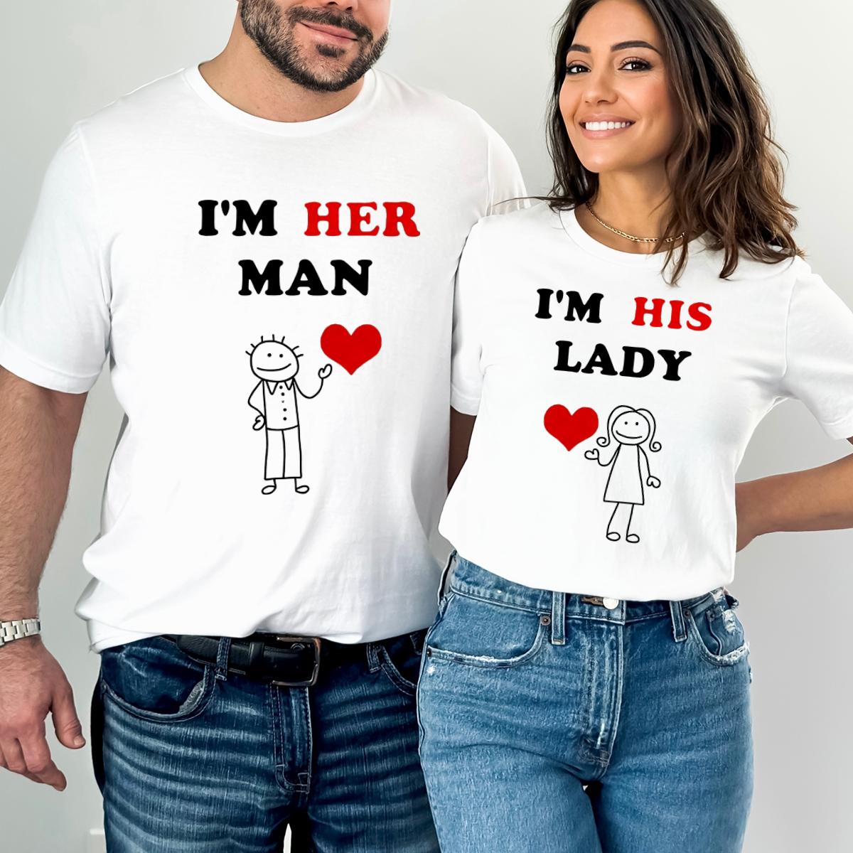 Set tricouri cuplu albe personalizate cu mesajul I'm Her Man și I'm His Lady cu stickman și inimioară roșie.