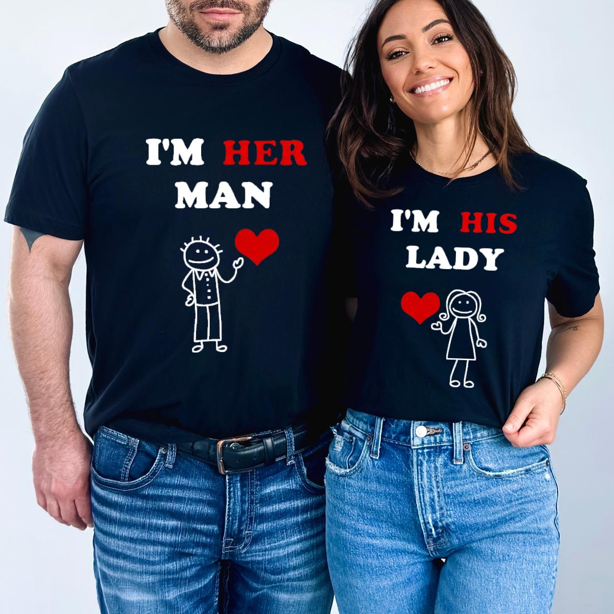 Tricouri negre de cuplu imprimate cu textul I'm Her Man și I'm His Lady, design amuzant cu figurine și inimă.