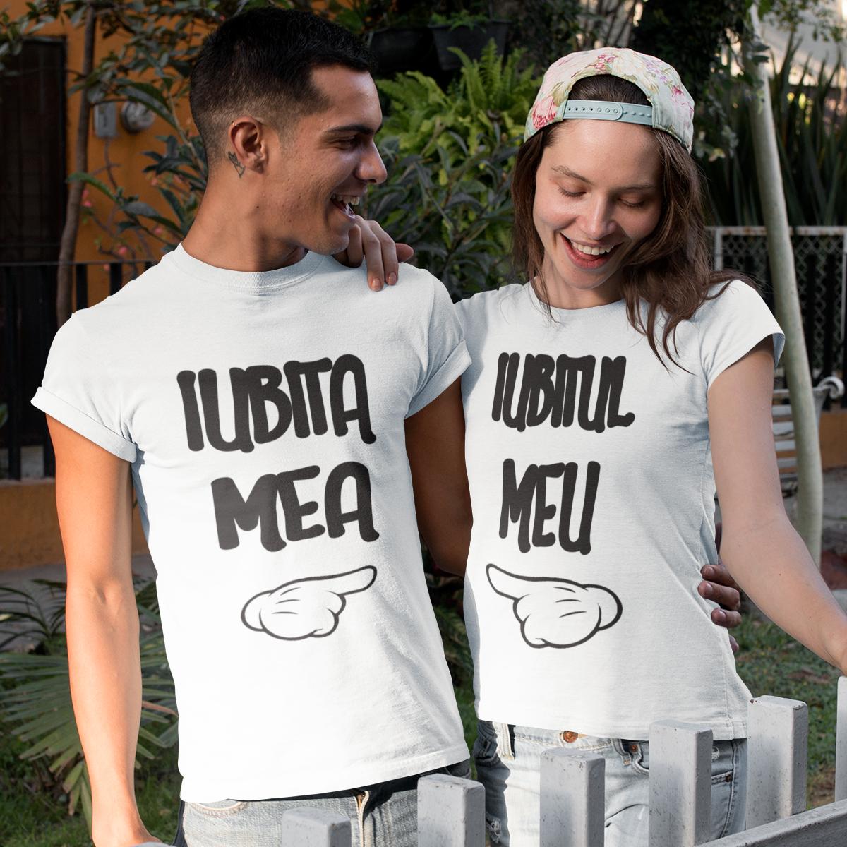Pereche de tricouri pentru cuplu, disponibile pe alb și negru, cu textul 'Iubita mea' și 'Iubitul meu' însoțit de o mână care arată spre partener, stil grafic jucăuș.