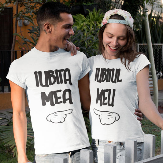 Pereche de tricouri pentru cuplu, disponibile pe alb și negru, cu textul 'Iubita mea' și 'Iubitul meu' însoțit de o mână care arată spre partener, stil grafic jucăuș.