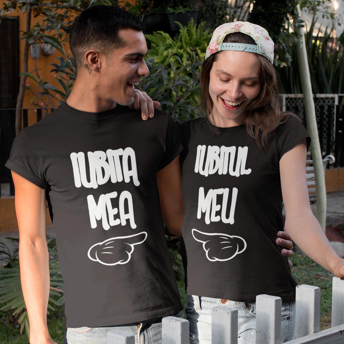 Pereche de tricouri pentru cuplu, disponibile pe alb și negru, cu textul 'Iubita mea' și 'Iubitul meu' însoțit de o mână care arată spre partener, stil grafic jucăuș.