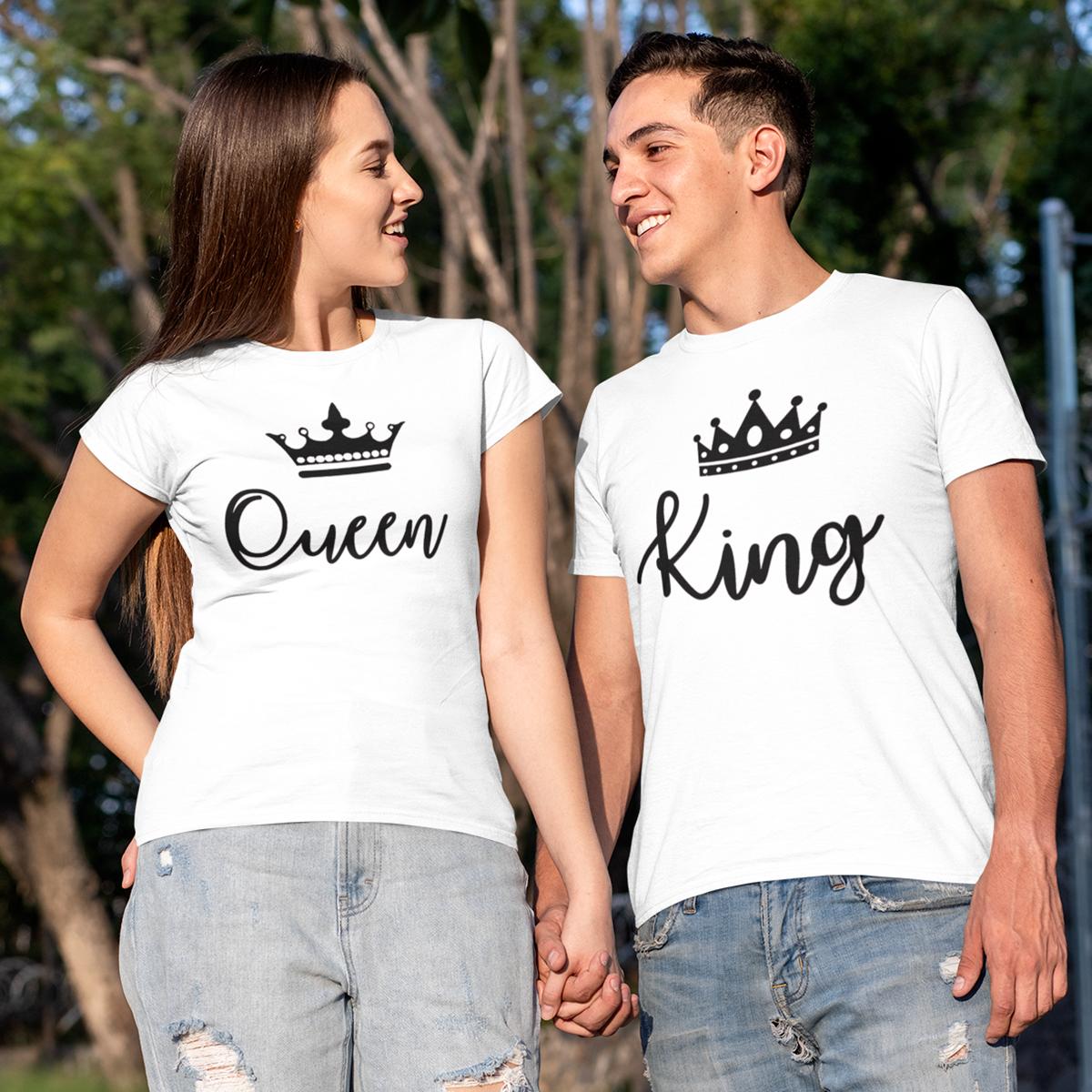 Set de două tricouri albe din bumbac pentru cupluri, imprimate cu textul negru „King” și „Queen” și simboluri cu coroane asortate
