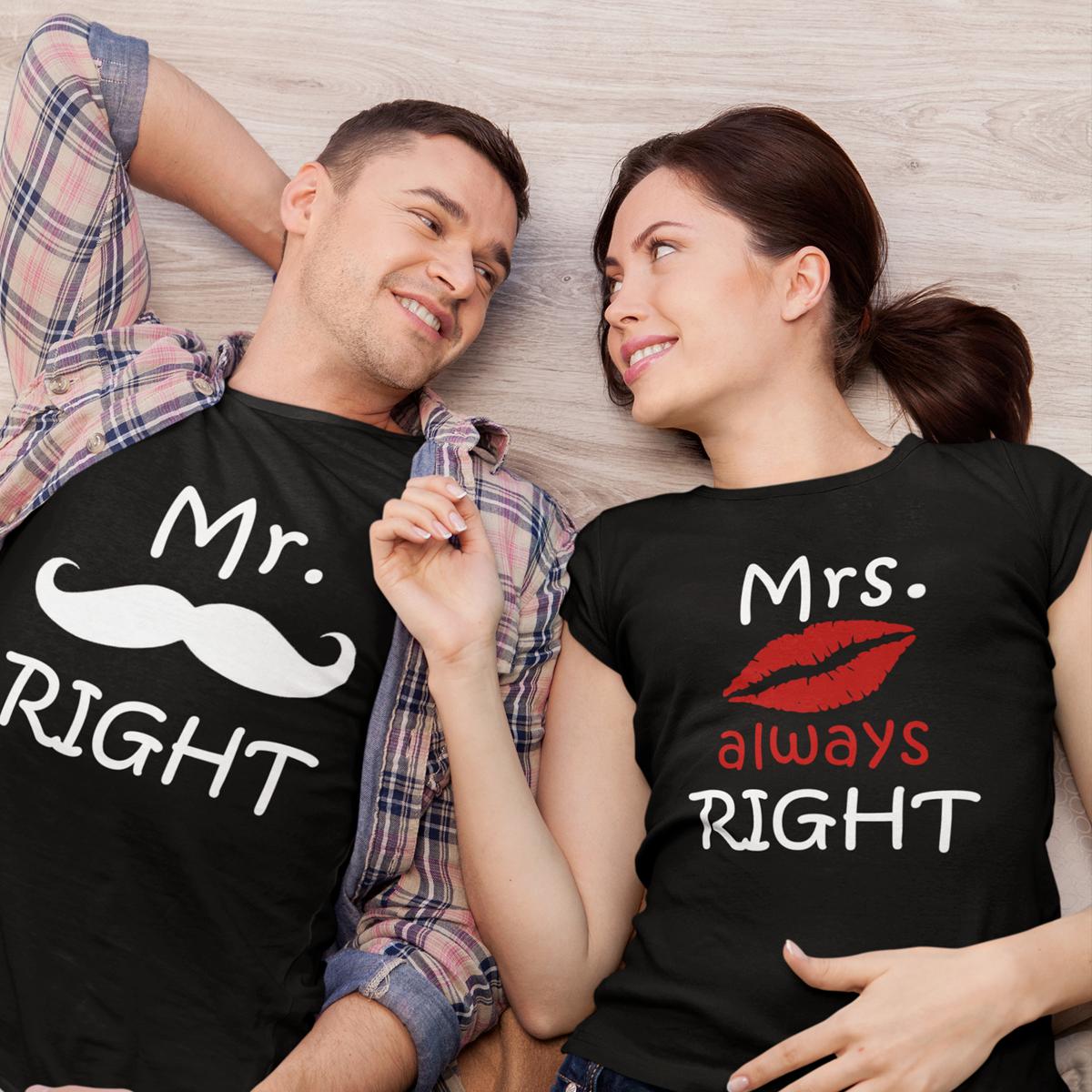 Cuplu zâmbind întins pe spate, purtând un set de tricouri negre asortate: cel pentru bărbați are mesajul „Mr. Right” cu o mustață albă, iar cel pentru femei are mesajul „Mrs. Always Right” cu buze roșii imprimate.