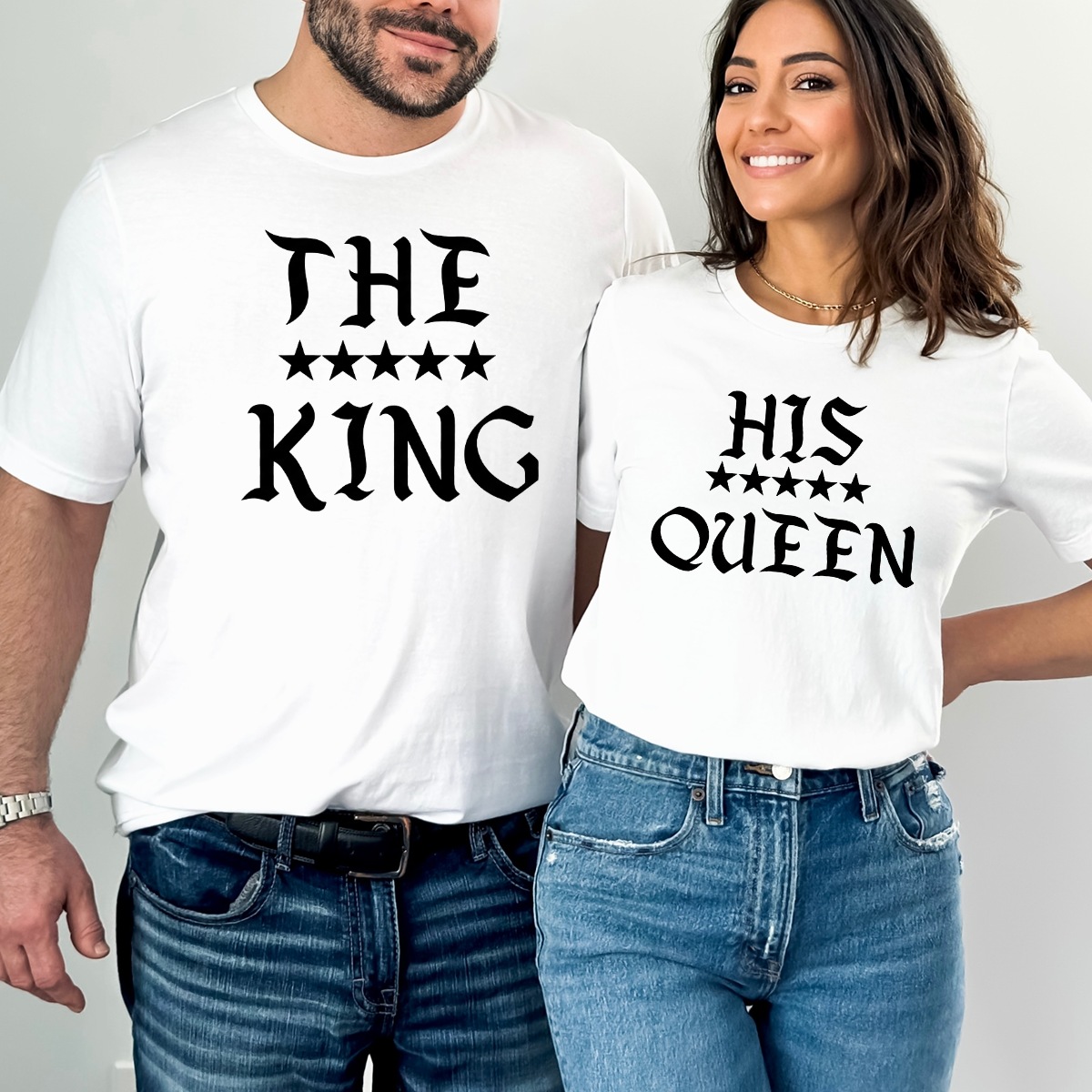 Set tricouri cuplu albe cu text gotic negru "THE KING" și "HIS QUEEN", decorate cu cinci stele.