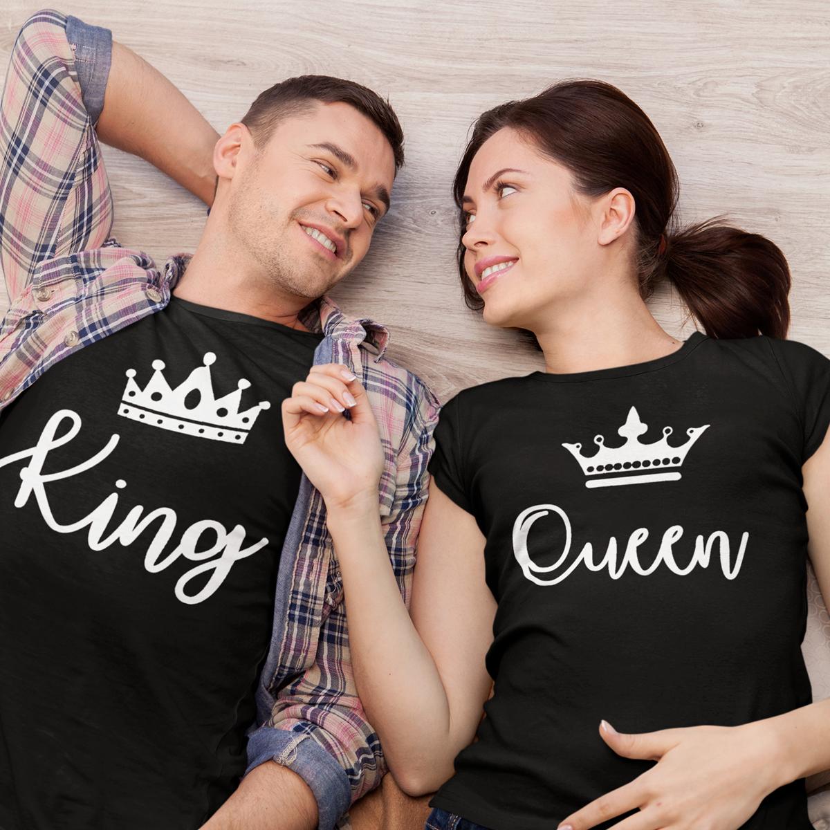 Set de două tricouri negre din bumbac pentru cupluri, imprimate cu textul alb „King” și „Queen” și simboluri cu coroane asortate