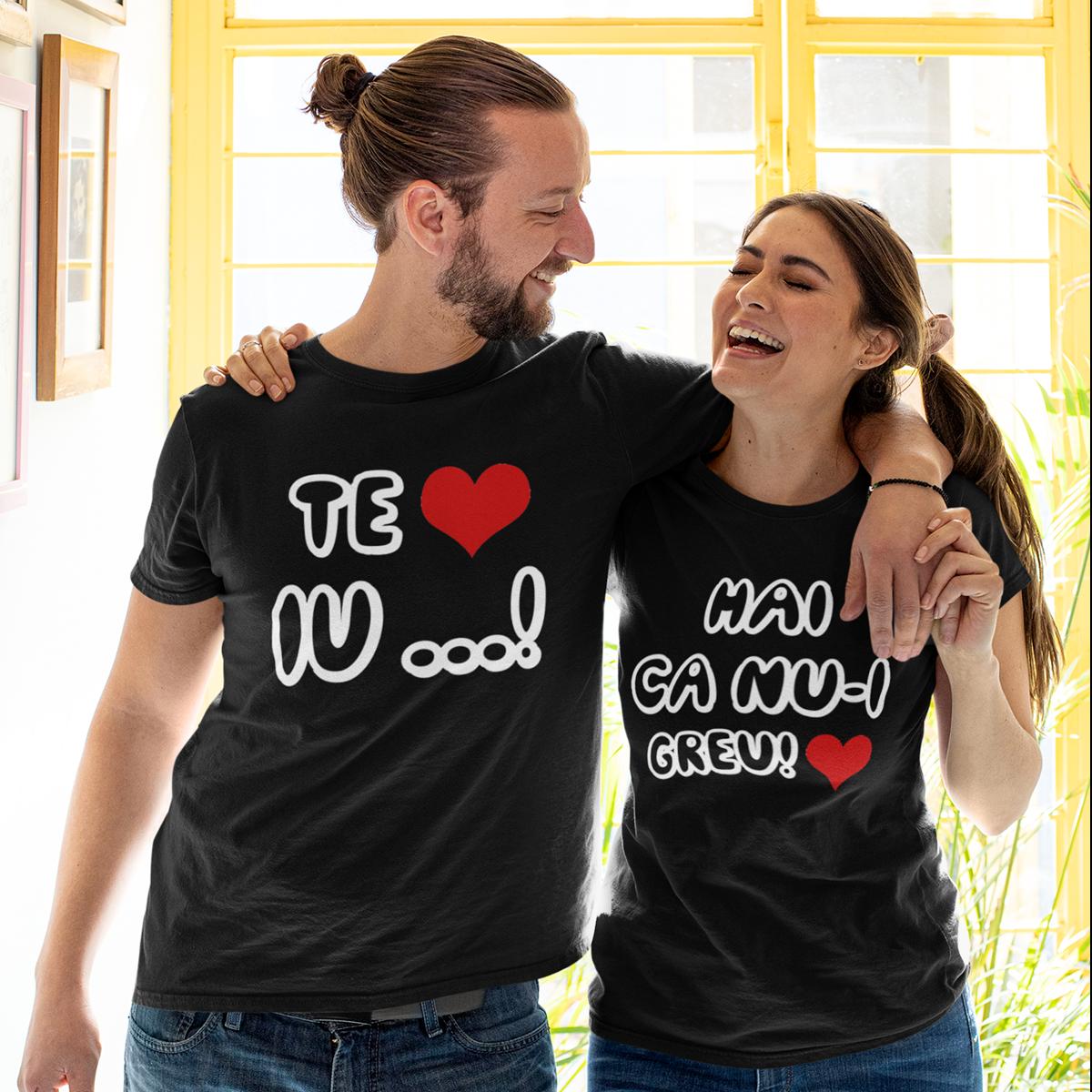 Tricouri negre personalizate pentru cuplu, design cu inimi roșii și text negru amuzant în limba română, model 'Te iu... Hai că nu-i greu'.